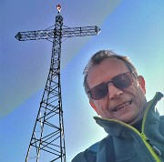 05 Selfie con sua altezza-25 m-la croce del Monte Ubione (895 m)